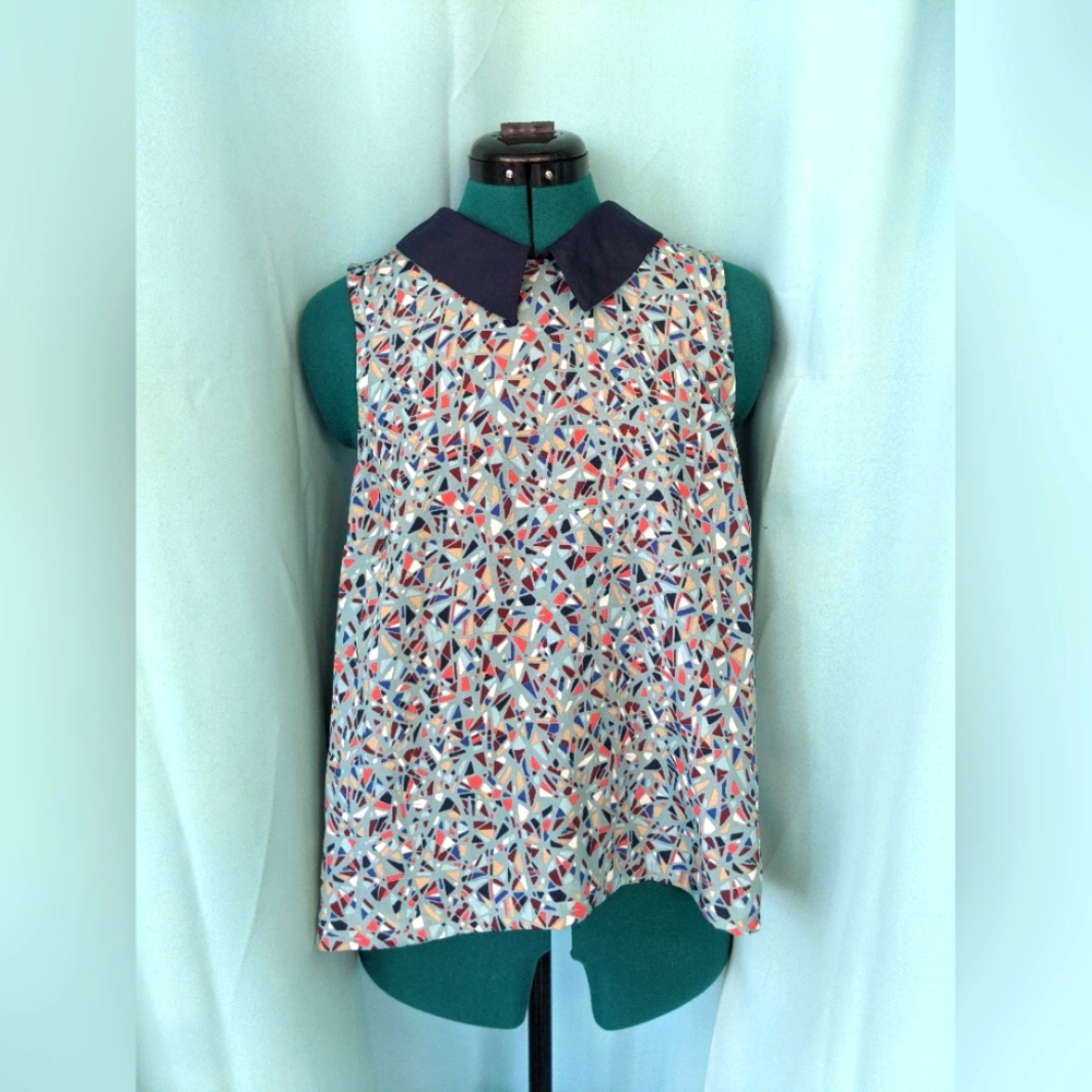 BCBG Generation Sleeveless Flowy Top W/ Geometric Print & Navy Collar Sz M